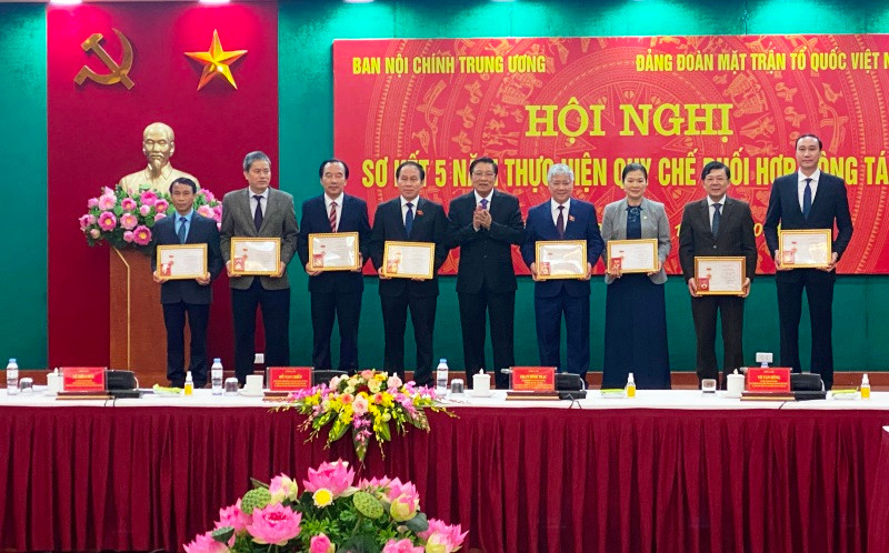 Đồng chí Phan Đình Trạc trao Kỷ niệm chương Vì sự nghiệp Nội chính Đảng cho các đồng chí có cống hiến.