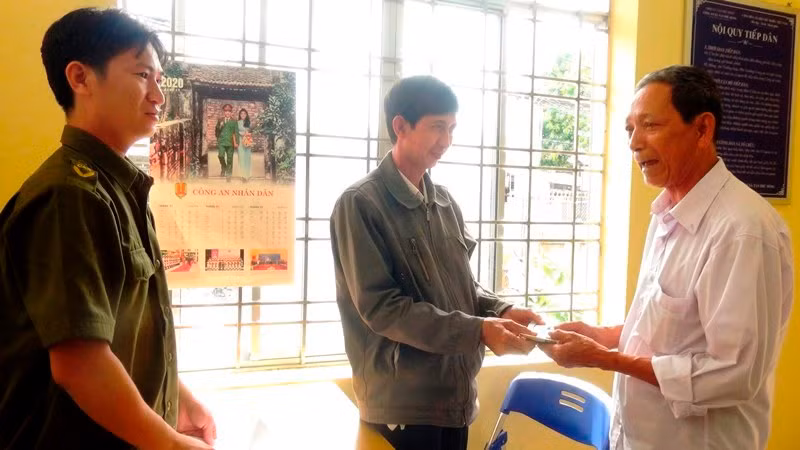 Ông Nguyễn Văn Thái (đứng giữa) trao trả tài sản cho ông Sơn dưới sự chứng kiến của Công an xã. 