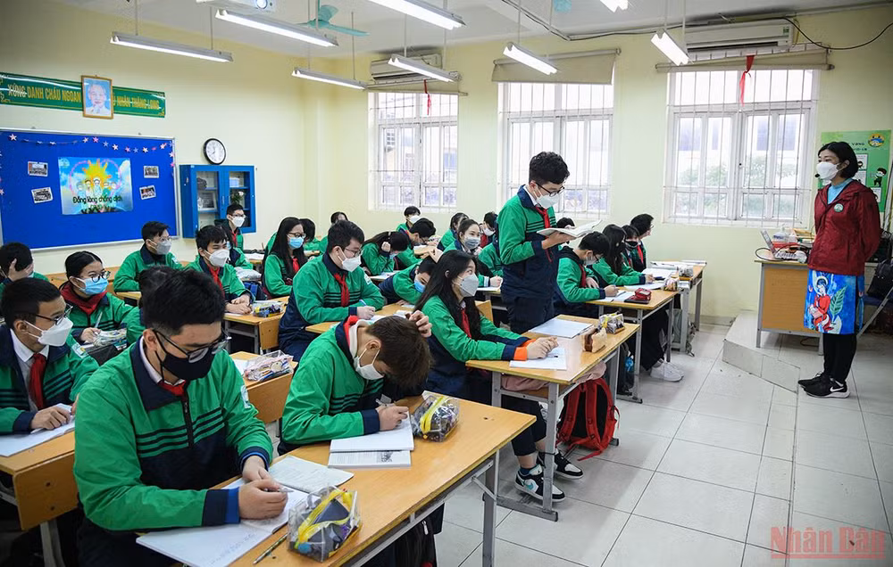  Học sinh từ khối lớp 7 tới 12 của thành phố Hà Nội chính thức trở lại trường học trực tiếp -0