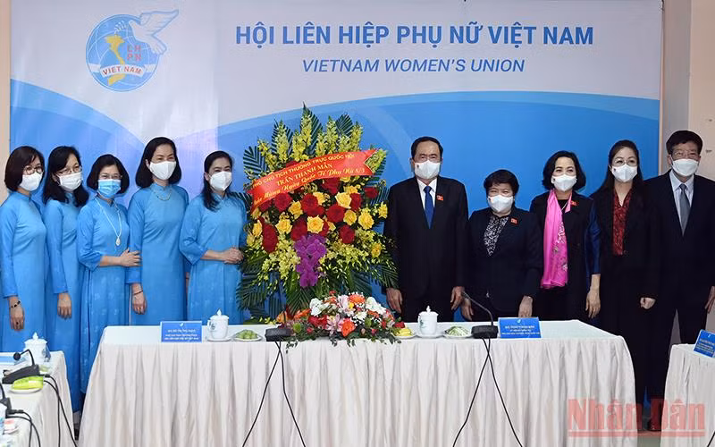 Phó Chủ tịch Thường trực Quốc hội Trần Thanh Mẫn tặng hoa chúc mừng Hội Liên hiệp phụ nữ Việt Nam. (Ảnh Duy Linh)