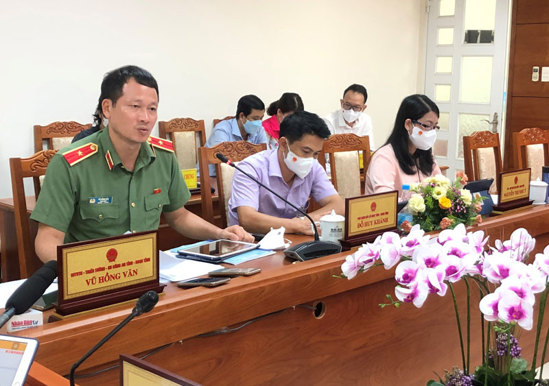 Thiếu tướng Vũ Hồng Văn (ngoài cùng bên trái) đóng góp ý kiến vào dự án Luật Cảnh sát cơ động. Góp phần xây dựng Cảnh sát cơ động chính quy, hiện đại -0