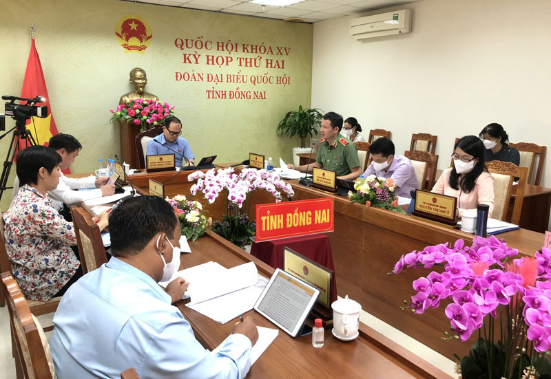Quang cảnh buổi thảo luận tổ về dự án Luật Cảnh sát cơ động của Đoàn đại biểu Quốc hội tỉnh Đồng Nai.