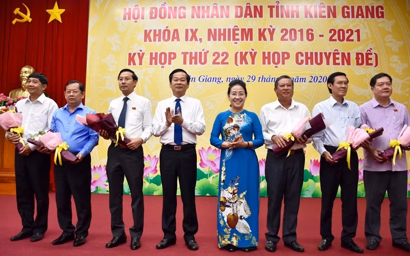 Thường trực Tỉnh ủy và Chủ tịch HĐND tỉnh Kiên Giang cùng các nhân sự vừa được bầu và miễn nhiệm. 
