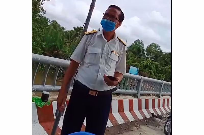 Ông Trần Khởi Nghĩa không chấp hành Chỉ thị 16. (Ảnh cắt từ clip lực lượng phòng, chống dịch Covid-19 huyện Châu Thành)