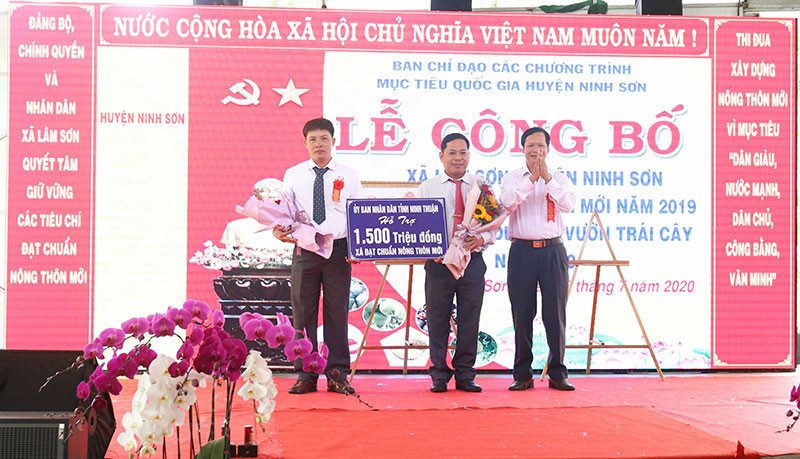 Đại diện UBND tỉnh Ninh Thuận trao số tiến 1,5 tỷ đồng cho xã Lâm Sơn, tiếp tục đầu tư thực hiện chương trình xây dựng nông thôn mới kiểu mẫu trong thời gian tới. Lễ công bố xã Lâm Sơn đạt chuẩn nông thôn mới -0