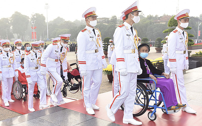 Các đại biểu Bà mẹ Việt Nam Anh hùng vào Lăng viếng Bác. Đoàn đại biểu Đại hội Thi đua yêu nước toàn quốc lần thứ X viếng Chủ tịch Hồ Chí Minh -0