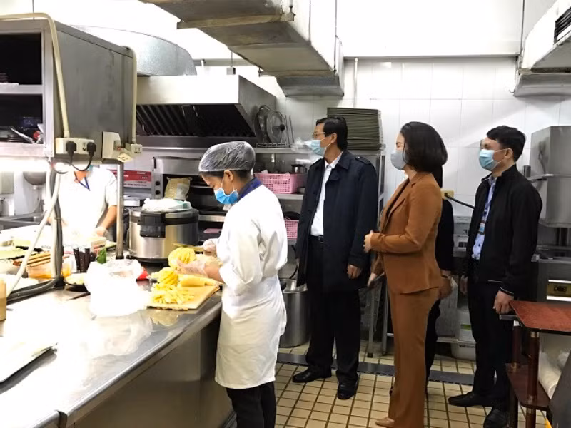 Đoàn công tác kiểm tra việc phòng, chống dịch tại khu bếp của khách sạn Lake Side.