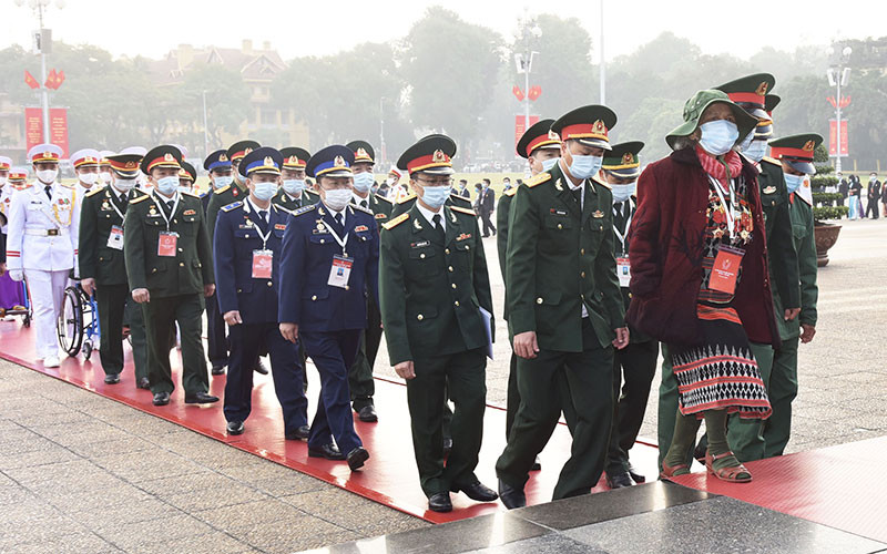 Đoàn đại biểu lực lượng vũ trang tiến vào Lăng trong không khí trang nghiêm, xúc động. Đoàn đại biểu Đại hội Thi đua yêu nước toàn quốc lần thứ X viếng Chủ tịch Hồ Chí Minh -0