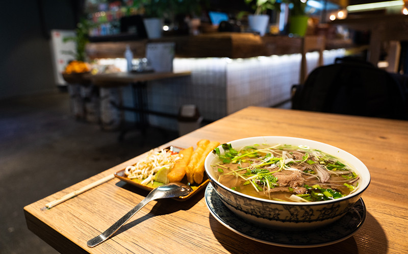 Bát phở bò ở quán “Madam Yen”. Câu chuyện nâng tầm phở Việt tại Nga -0