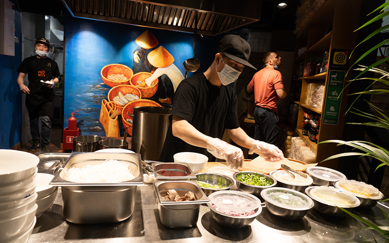 Đầu bếp Nguyễn Văn Phong tại quán “Phở Bò”.