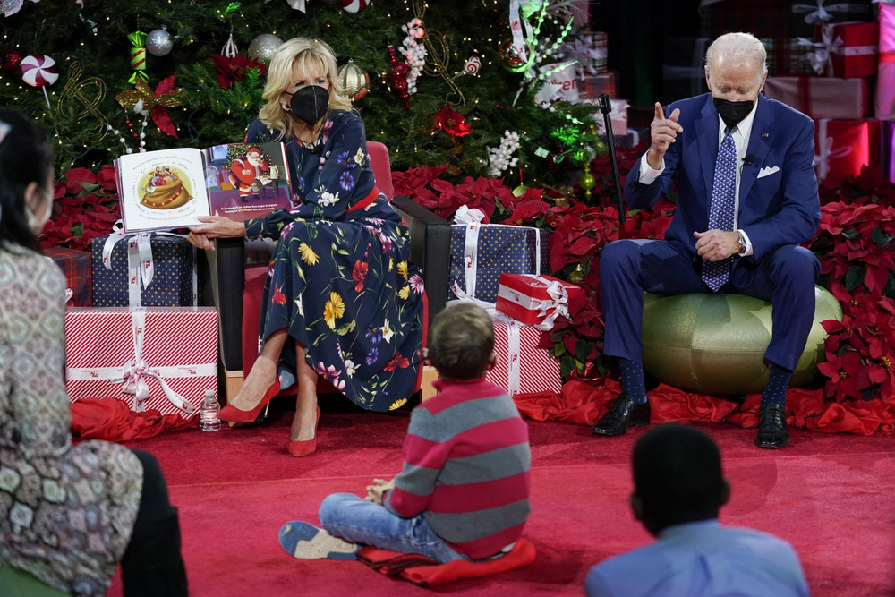 Tổng thống Mỹ Joe Biden và Đệ nhất phu nhân Jill Biden đọc truyện Olaf’s Night Before Christmas cho các bệnh nhi tại Bệnh viện Nhi đồng quốc gia trong đêm Giáng sinh. (Ảnh: AP) Noel -0