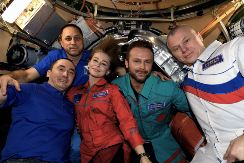Đoàn làm phim "Thách thức" của Nga trên Trạm Vũ trụ Quốc tế ISS (Ảnh: Space) Năm 2021: Những dấu mốc khiến du lịch không gian không chỉ là viễn tưởng -0
