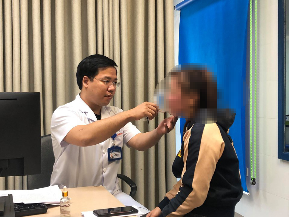 BSCK II Nguyễn Tiến Thành khám lại cho bệnh nhân sau thời gian điều trị. Bỏng da mặt vì hóa chất từ thuốc lột da trôi nổi -0