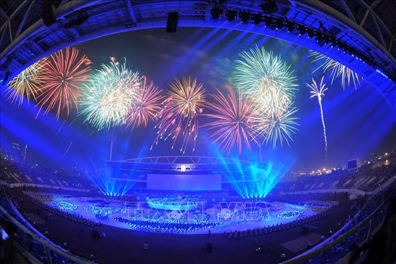 Sân vận động quốc gia Mỹ Đình (Hà Nội) tưng bừng trong đêm khai mạc SEA Games 22 năm 2003. 