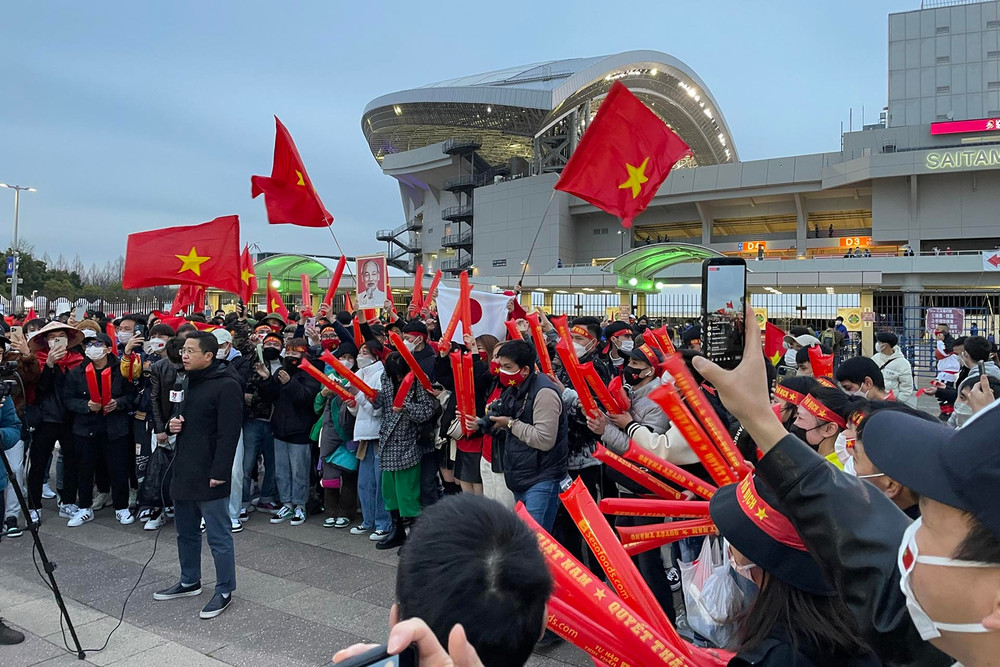 Những cổ động viên Việt Nam tạo nên không khí sôi động bên ngoài sân Saitama. (Ảnh: Hữu Hưng) Việt Nam - Nhật Bản: Nguyên Mạnh bắt chính -0