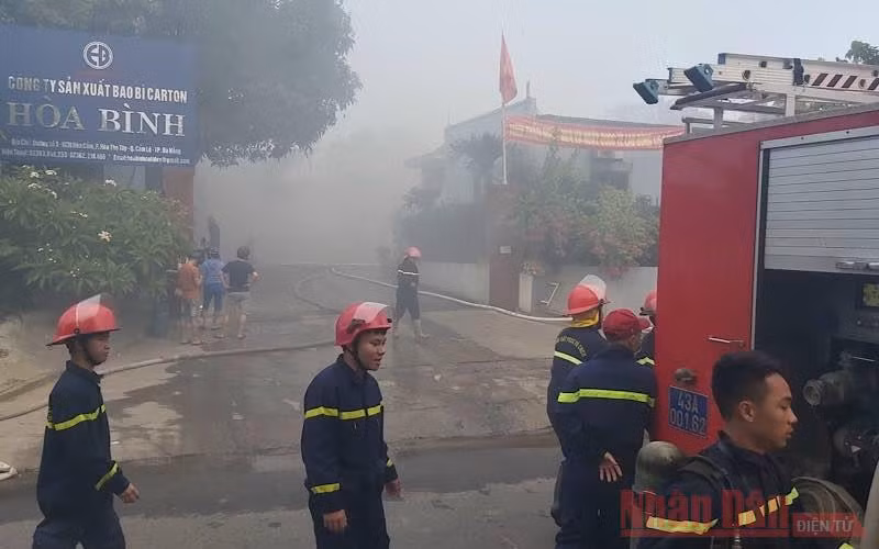 Lực lượng chức năng TP Đà Nẵng nỗ lực khống chế ngọn lửa không để cháy lan sang khu vực khác.