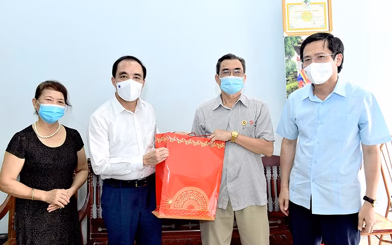 Đồng chí Chẩu Văn Lâm, Bí thư Tỉnh ủy, Trưởng Đoàn đại biểu Quốc hội tỉnh Tuyên Quang tặng quà thương binh Mai Thế Việt, tổ 1, phường Minh Xuân, thành phố Tuyên Quang, tỉnh Tuyên Quang.