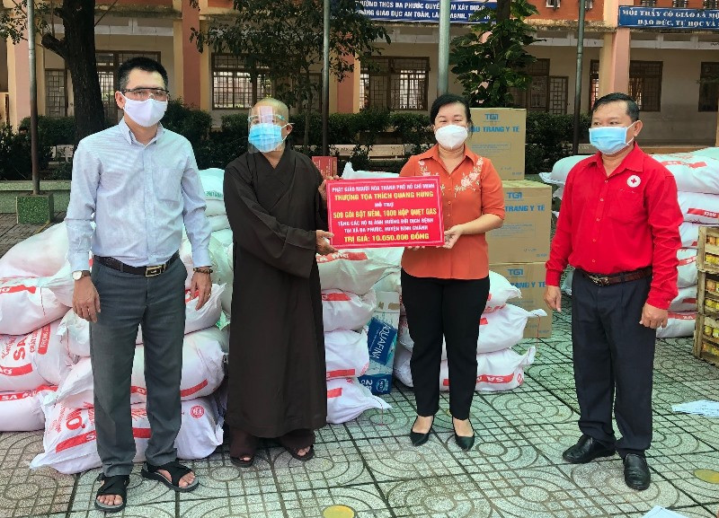 Đại diện Phật giáo người Hoa TP Hồ Chí Minh và các đơn vị trao quà tặng người dân xã Đa Phước, huyện Bình Chánh. Báo Nhân Dân vận động tặng quà người dân ảnh hưởng dịch Covid-19 -0