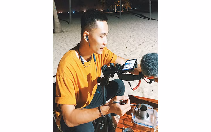 Lê Hoàng trong một tour du lịch trực tuyến giới thiệu sản phẩm cà-phê Việt Nam đến khách quốc tế.