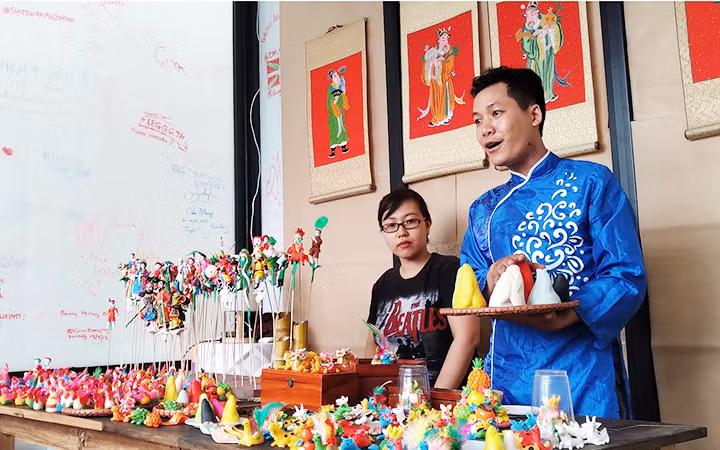 Nghệ nhân Đặng Văn Hậu giới thiệu vẻ đẹp độc đáo của những con giống bột Hà Thành.