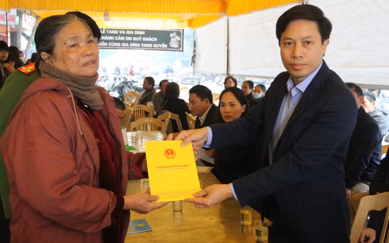 Phó Chủ tịch UBND tỉnh Thái Bình Lại Văn Hoàn (phải) trao số tiền 10 triệu đồng, hỗ trợ gia đình có nạn nhân thiệt mạng do hỏa hoạn.