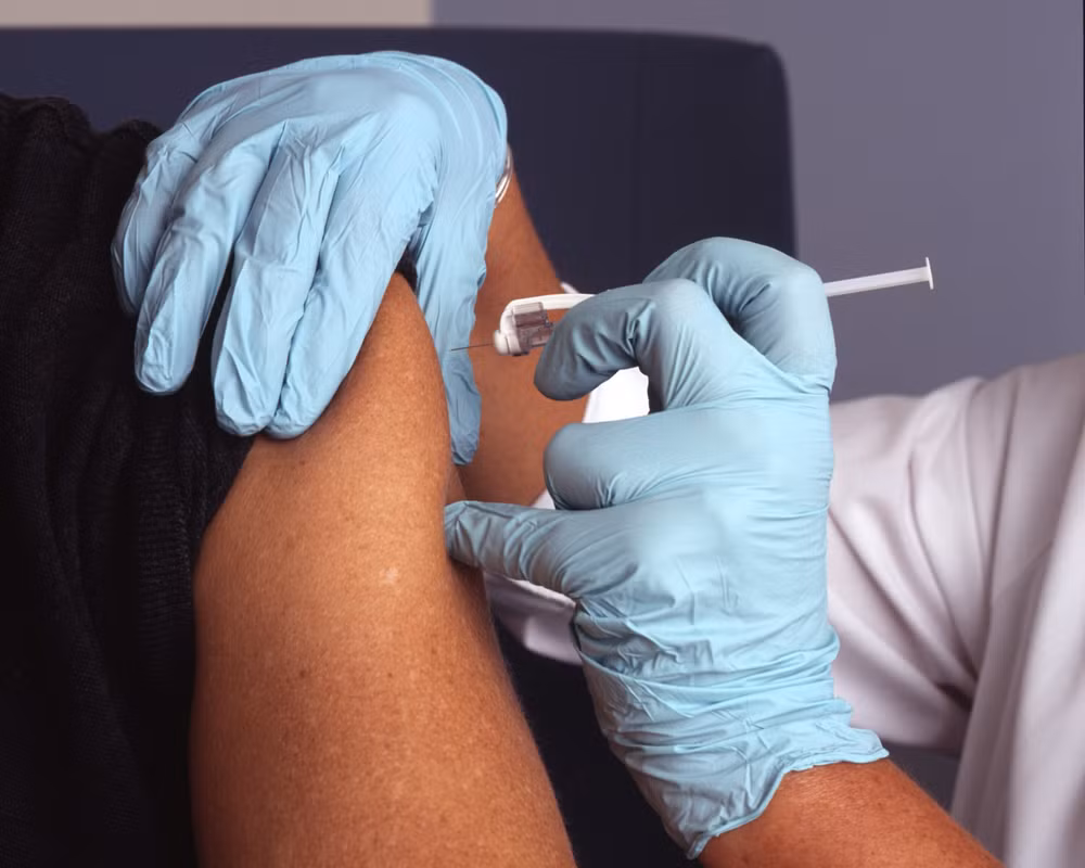 Các nhà khoa học hối thúc liên minh COVAX cần thúc đẩy hơn nữa để tiêm chủng Covid-19 cho các nước nghèo. Ảnh: Unsplash.