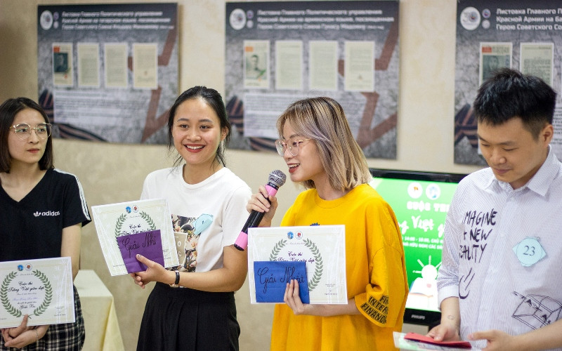 Ban Tổ chức trao giải tặng những thí sinh xuất sắc nhất. (Ảnh: HUY HOÀNG) Sinh viên thi hiểu biết tiếng Việt tại Nga -0