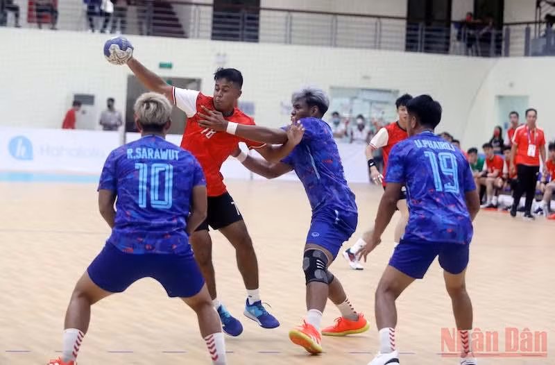 Pha đi bóng của cầu thủ Nur Aziman Bin Rosta (số 78) đội tuyển nam bóng ném trong nhà Singapore.