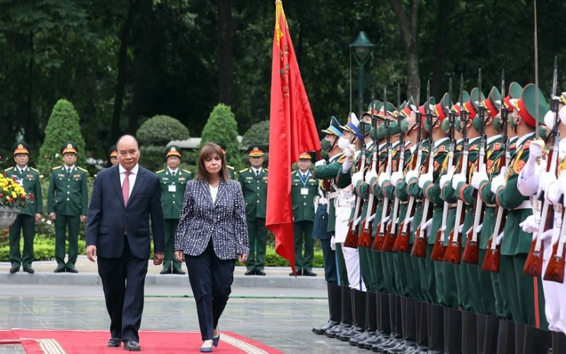 Chủ tịch nước Nguyễn Xuân Phúc và Tổng thống Hy Lạp Katerina Sakellaropoulou duyệt Đội danh dự Quân đội nhân dân Việt Nam. (Ảnh: TTXVN)