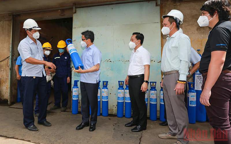Phó Thủ tướng Vũ Đức Đam kiểm tra chất lượng, tiến độ của 1 trong nhiều nhà máy sản xuất ô-xy y tế miễn phí phục vụ chương trình “ATM Oxy” do Hội Doanh nhân trẻ Việt Nam phát động, vận hành. Doanh nhân trẻ tiên phong kiến tạo những giá trị mới -0