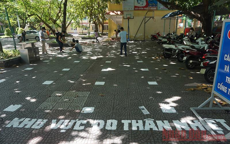 Kẻ vạch giãn cách đón học sinh trở lại trường. Đà Nẵng sẵn sàng đón học sinh trở lại trường -0