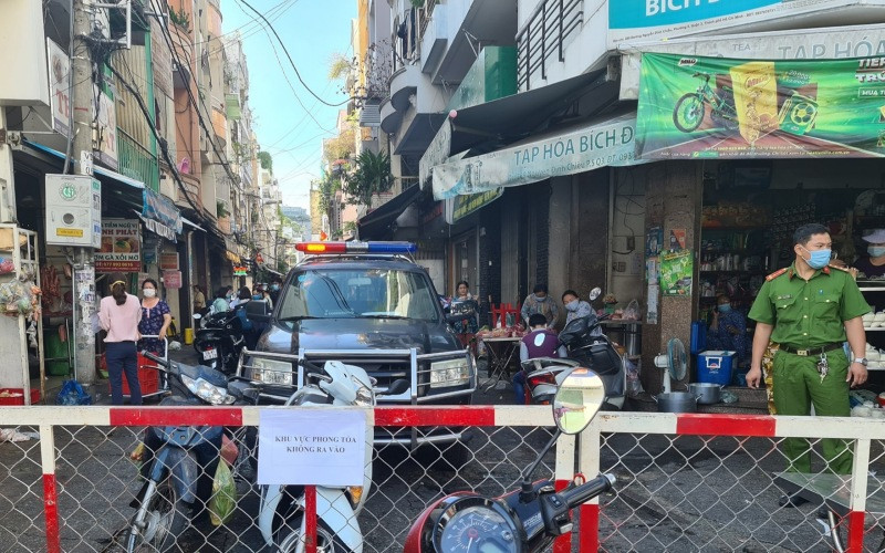 Phong tỏa con hẻm tại quận 3 - nơi có ca nghi mắc Covid-19.