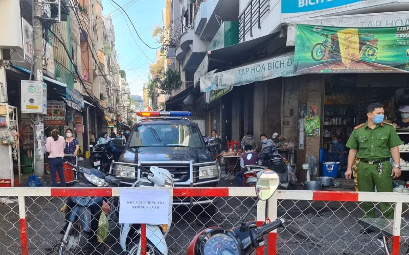 Phong tỏa con hẻm tại quận 3 - nơi có ca nghi mắc Covid-19.