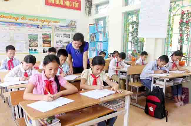 Giờ học môn Tiếng Việt của học sinh Trường tiểu học và THCS Lê Lợi, huyện Nậm Nhùn (Lai Châu). Ảnh: NGỌC DUY