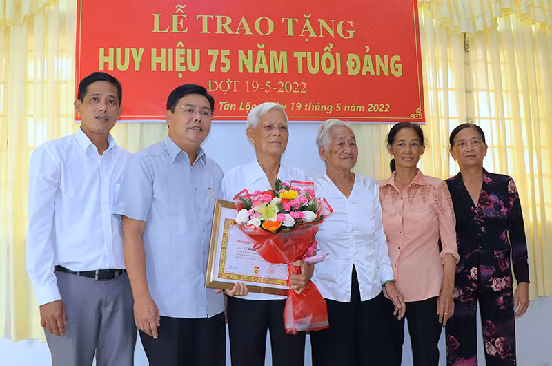Bí thư Tỉnh ủy Cà Mau trao Huy hiệu 75 năm tuổi Đảng cho đảng viên cao niên xã Tân Lộc, huyện Thới Bình vào chiều 18/5.