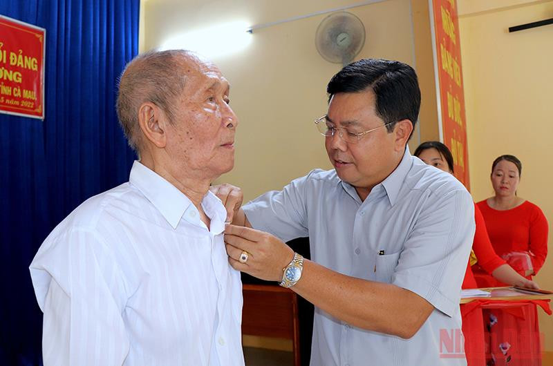 Bí thư Tỉnh ủy Cà Mau trao Huy hiệu 75 năm tuổi Đảng cho đảng viên cao niên xã Phú Thuận, huyện Phú Tân vào chiều 18/5. Cà Mau trao huy hiệu Đảng mừng sinh nhật Bác -0