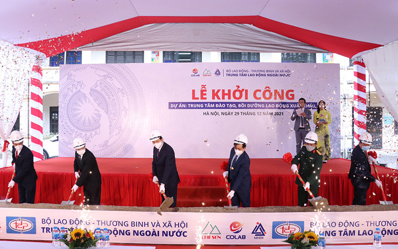 Bộ trưởng Đào Ngọc Dung và các đại biểu thực hiện nghi thức động thổ khởi công dự án (Ảnh: Molisa).