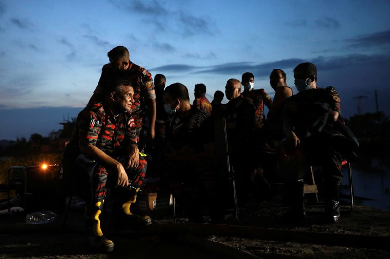 Lực lượng cứu hỏa làm việc thâu đêm để kiểm soát đám cháy. (Ảnh: Reuters) Cháy nhà máy thực phẩm tại Bangladesh, ít nhất 49 người thiệt mạng -0