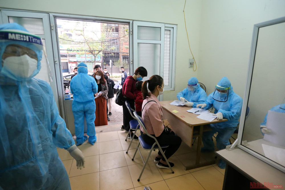 Trước đó, đại diện Trung tâm Y tế quận Tây Hộ cho biết, ngay sau khi có ý kiến chỉ đạo từ trên, chúng tôi đã tiến hành rà soát ngay trên toàn địa bàn và yêu cầu tất cả những người có liên quan đều phải cách ly tại nhà. Khi có lịch triệu tập ra trung tâm y tế để lấy mẫu xét nghiệm mới được phép rời khỏi nơi cư trú. 4xet_nghiem_Covid_nguoi_tu_hai_d-1613642374359.jpg