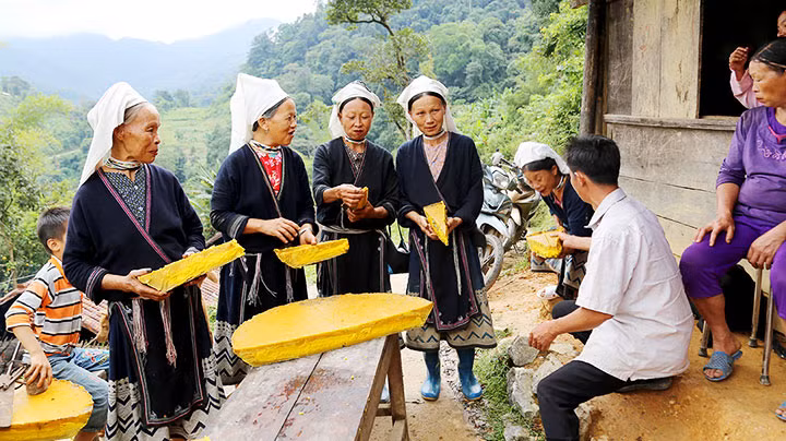 Những miếng sáp ong được chia đều cho bà con trong bản.