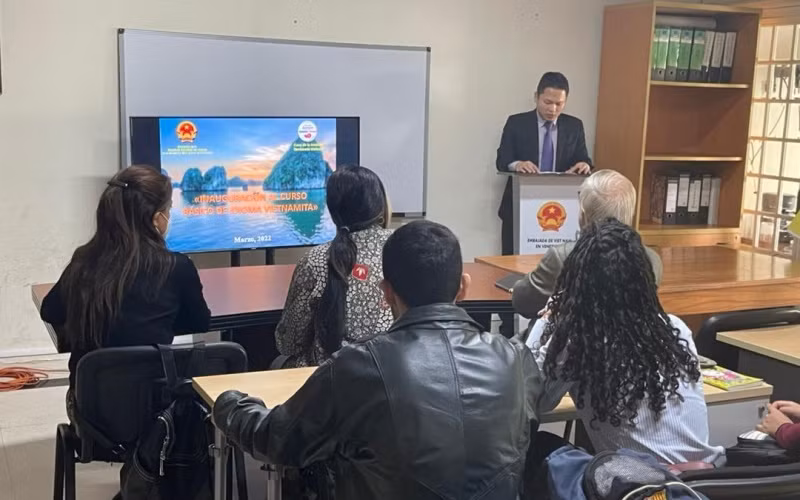 Đại biện lâm thời Văn Công Thắng phát biểu tại lễ khai giảng khóa học tiếng Việt. (Ảnh: TTXVN phát)