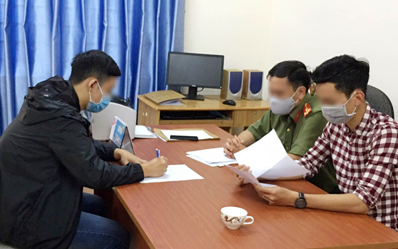 Lực lượng chức năng làm việc với học sinh N.H.L (bên trái) để làm rõ vụ việc.