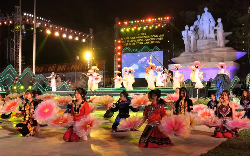 Chương trình nghệ thuật tại buổi lễ kỷ niệm. 