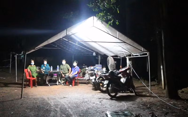 Công an xã Tân Lập, huyện Đồng Phú, tỉnh Bình Phước trực chốt 24/24 giờ để giữ vững “vùng đai xanh”.