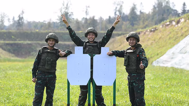 Niềm vui của các xạ thủ thuộc đội tuyển Việt Nam sau khi hoàn thành nội dung thi đấu cuối của cuộc thi Kinh tuyến. Ảnh: TRỌNG HẢI