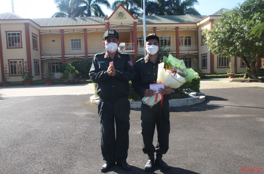 Lãnh đạo Trung đoàn Cảnh sát cơ động Nam Trung Bộ khen thưởng Thượng sĩ Trần Hữu Hoàng. Đồng Nai: Khen thưởng đột xuất các lực lượng bắt đối tượng đặc biệt nguy hiểm -0