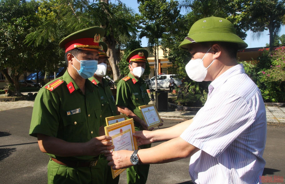 Lãnh đạo TP Long Khánh khen thưởng các tập thể có thành tích xuất sắc trong tham gia bắt đối tượng đặc biệt nguy hiểm. Đồng Nai: Khen thưởng đột xuất các lực lượng bắt đối tượng đặc biệt nguy hiểm -0