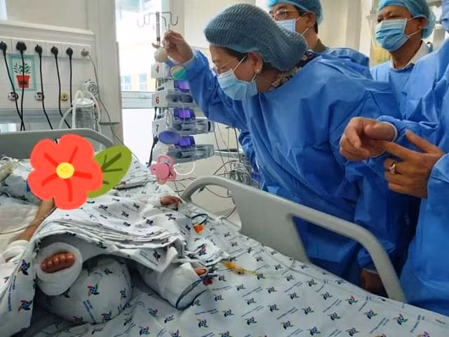 Phó Chủ tịch nước Đặng Thị Ngọc Thịnh thăm hai bé song Nhi. (Ảnh bệnh viện cung cấp) 