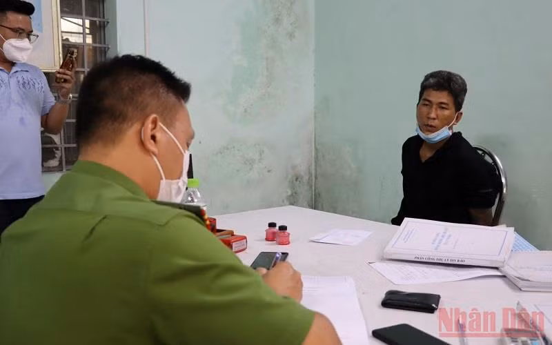 Lực lượng công an lấy lời khai đối tượng cầm đầu Bùi Việt Thắng. 