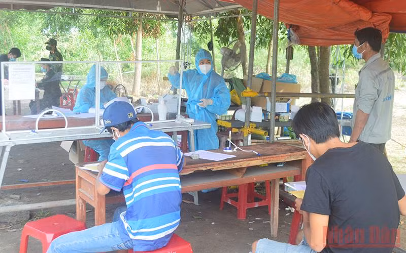 Khai báo y tế tại các chốt kiểm soát đặt tại cửa ngõ ra, vào tỉnh Quảng Ngãi.